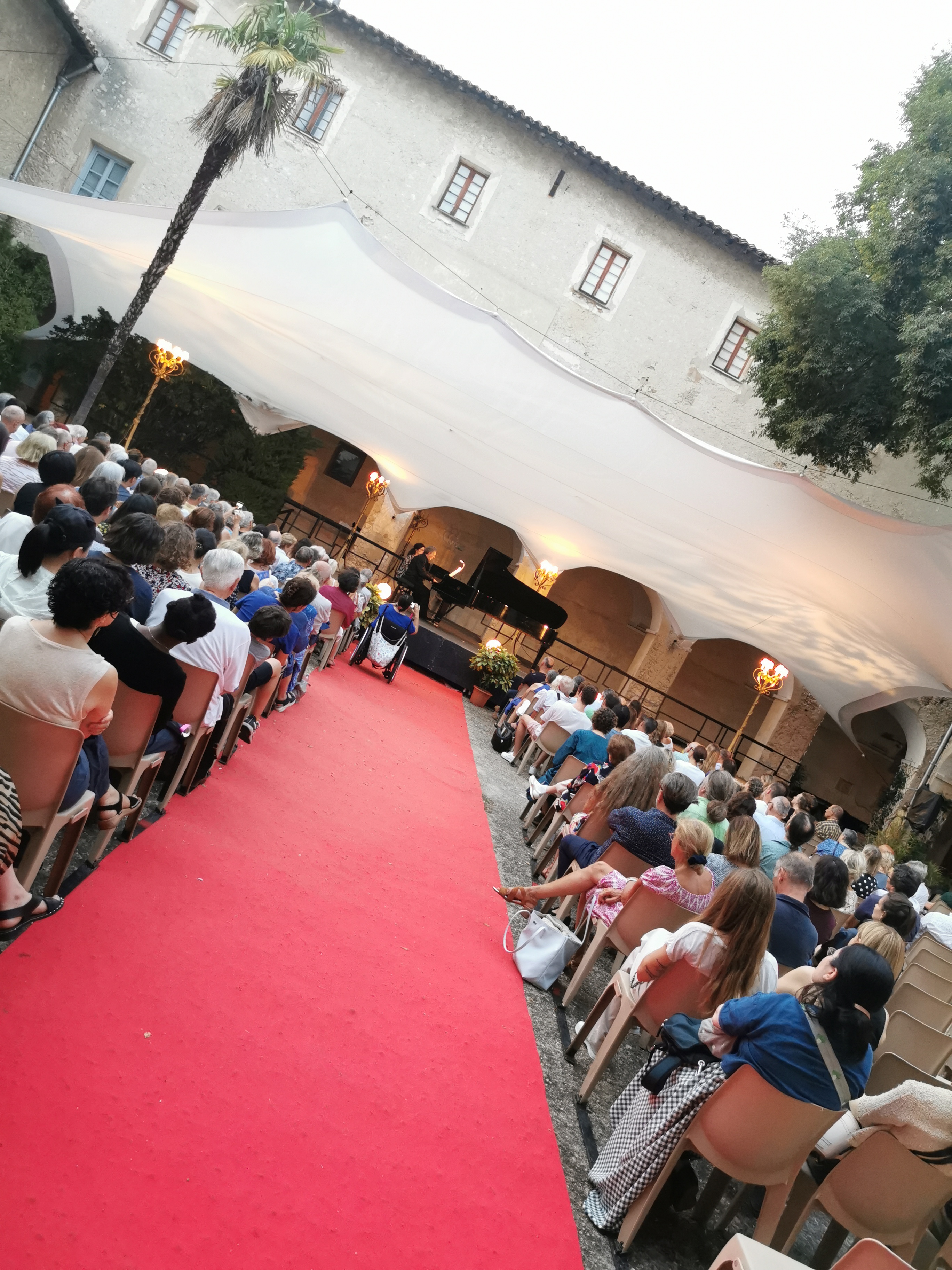 SCENE CLOITRE TAPIS ROUGE IMG_20230724_210344.jpg